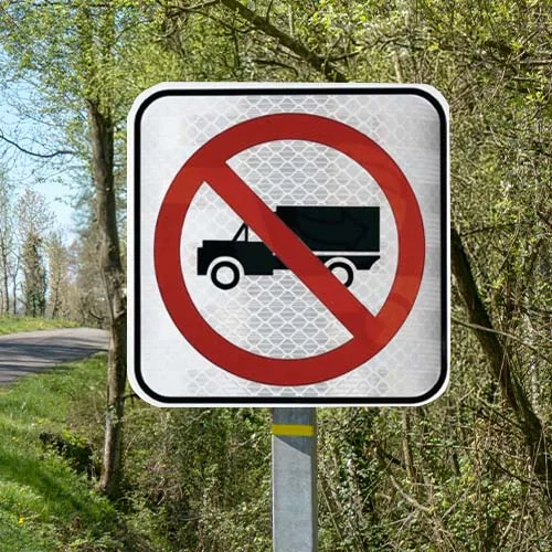 SR 32 Señal Restrictiva Prohibida la Circulación de Vehículos de Carga 61x61 Reflejante Alta Intensidad