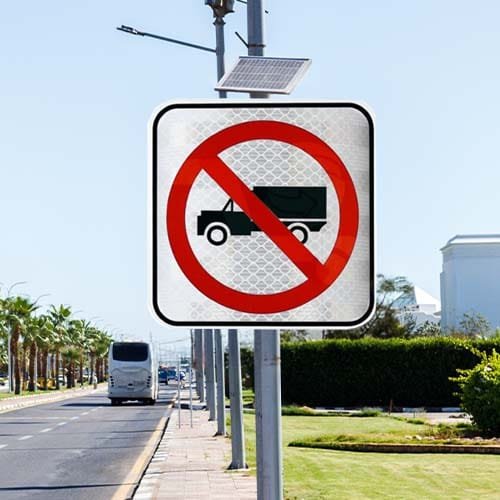 SR 32 Señal Restrictiva Prohibida la Circulación de Vehículos de Carga 61x61 Reflejante Alta Intensidad 3