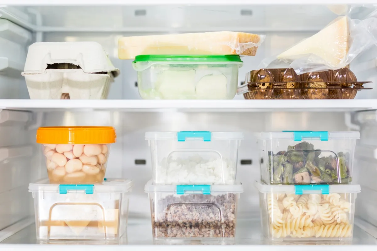 refrigerador con tuppers