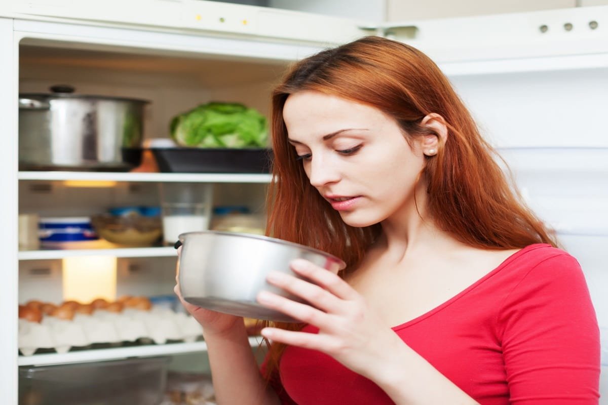 votes de yogurt en el refrigerador